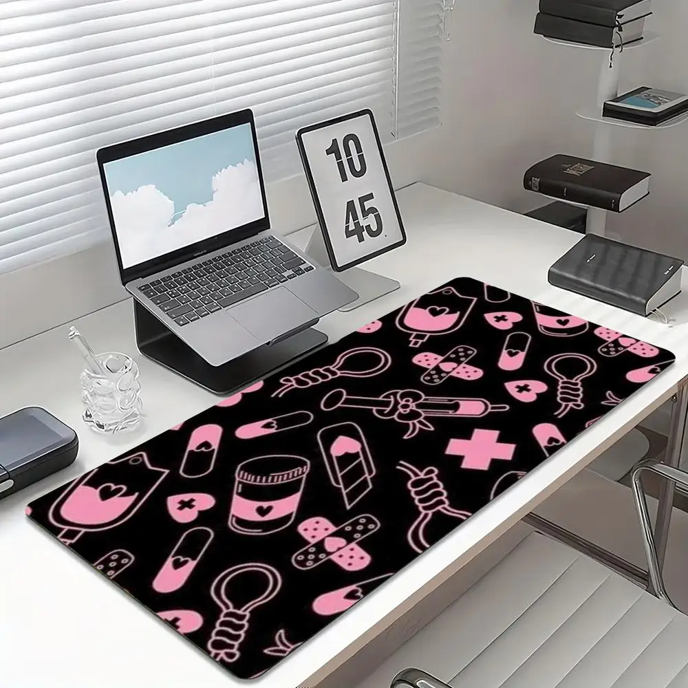 Pc Gaming Pink - かわいいピンク色の医療柄ゲーミングマウスパッド。滑り止め加工のゴム製デスクマット。PC、ノートパソコン、家庭やオフィスでの使用に最適。縁は縫製済み。
